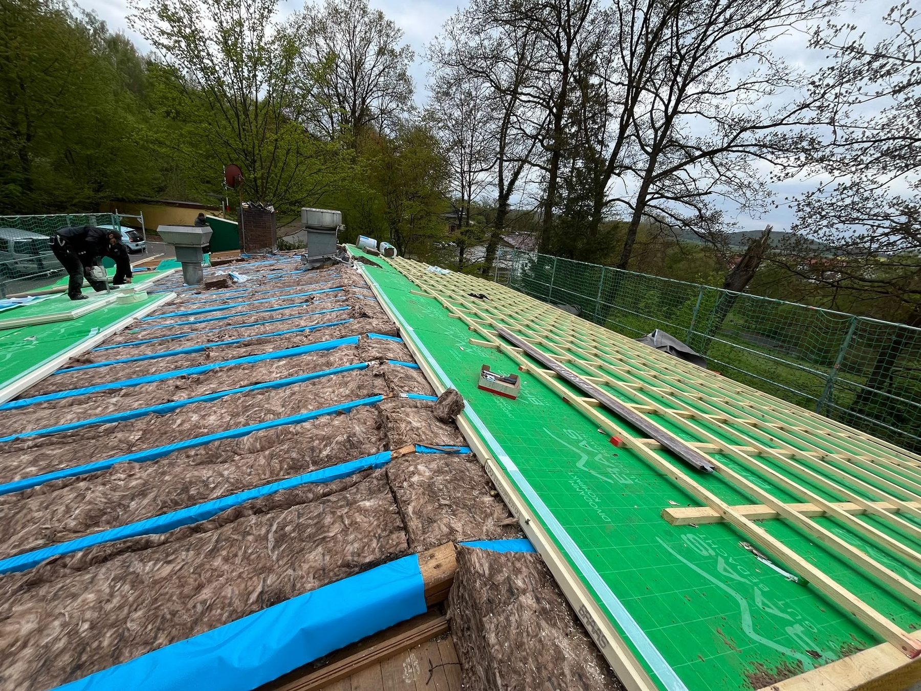 Zwischensparrendämmung mit Mineralwolle, Unterspannbahn und Lattung