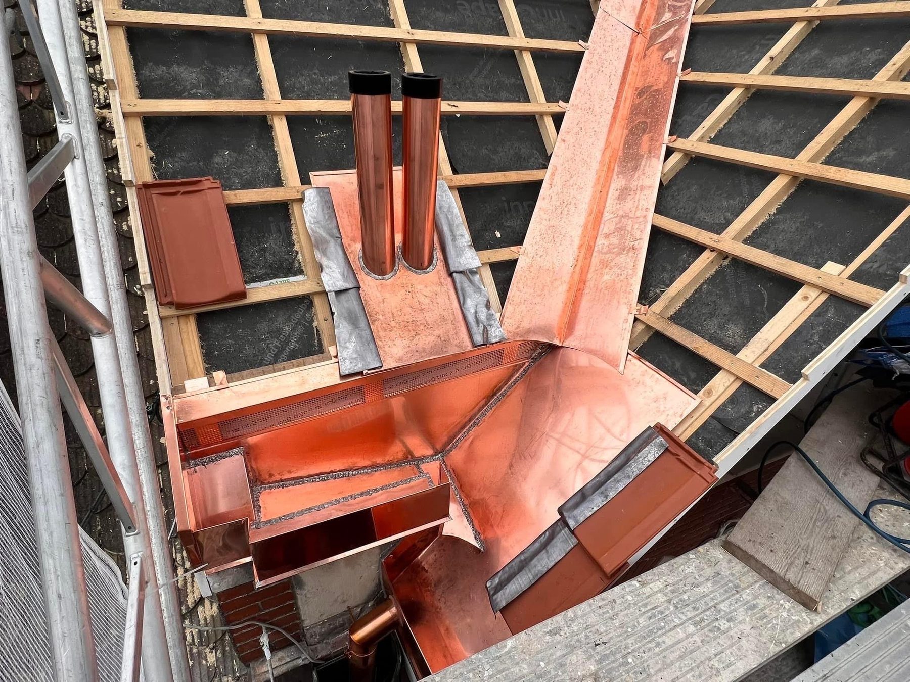Spenglerarbeit Kupfer an Kehle und Rohren