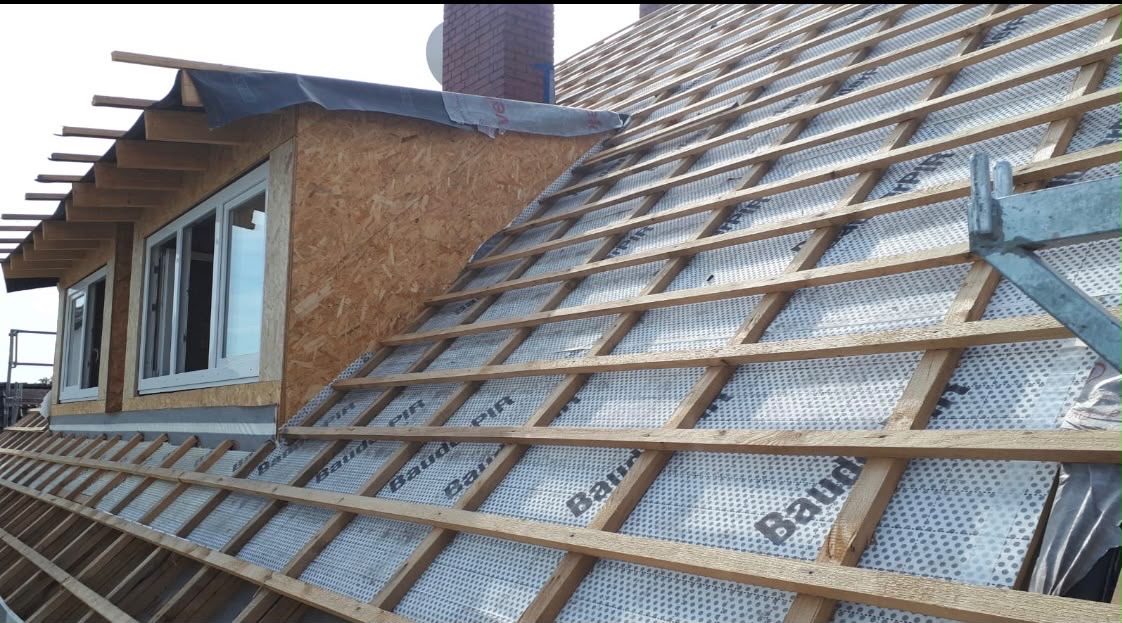 Bauder-PIR-Dämmplatten mit neuer Lattung und Gaube im Rohbau